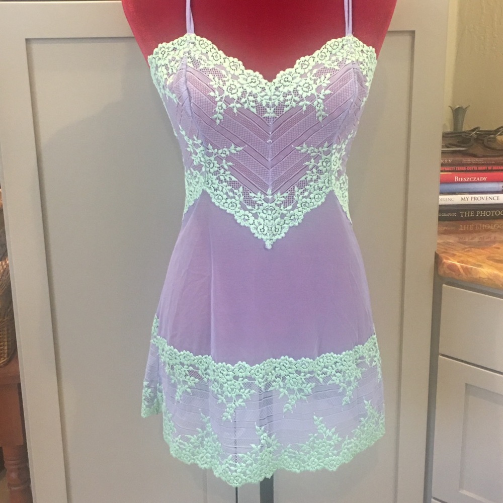 Wacoal Embrace Lace chemise, fits like a US 6